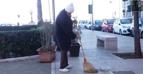 Bari: la storia di Antonio, il signore che ogni mattina spazza via i rifiuti da largo Adua